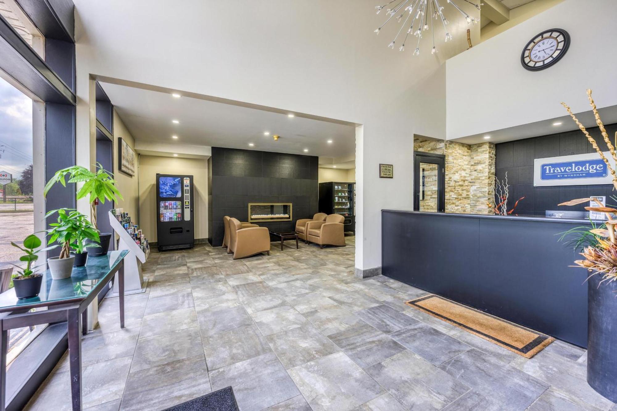 Travelodge By Wyndham סרניה מראה חיצוני תמונה
