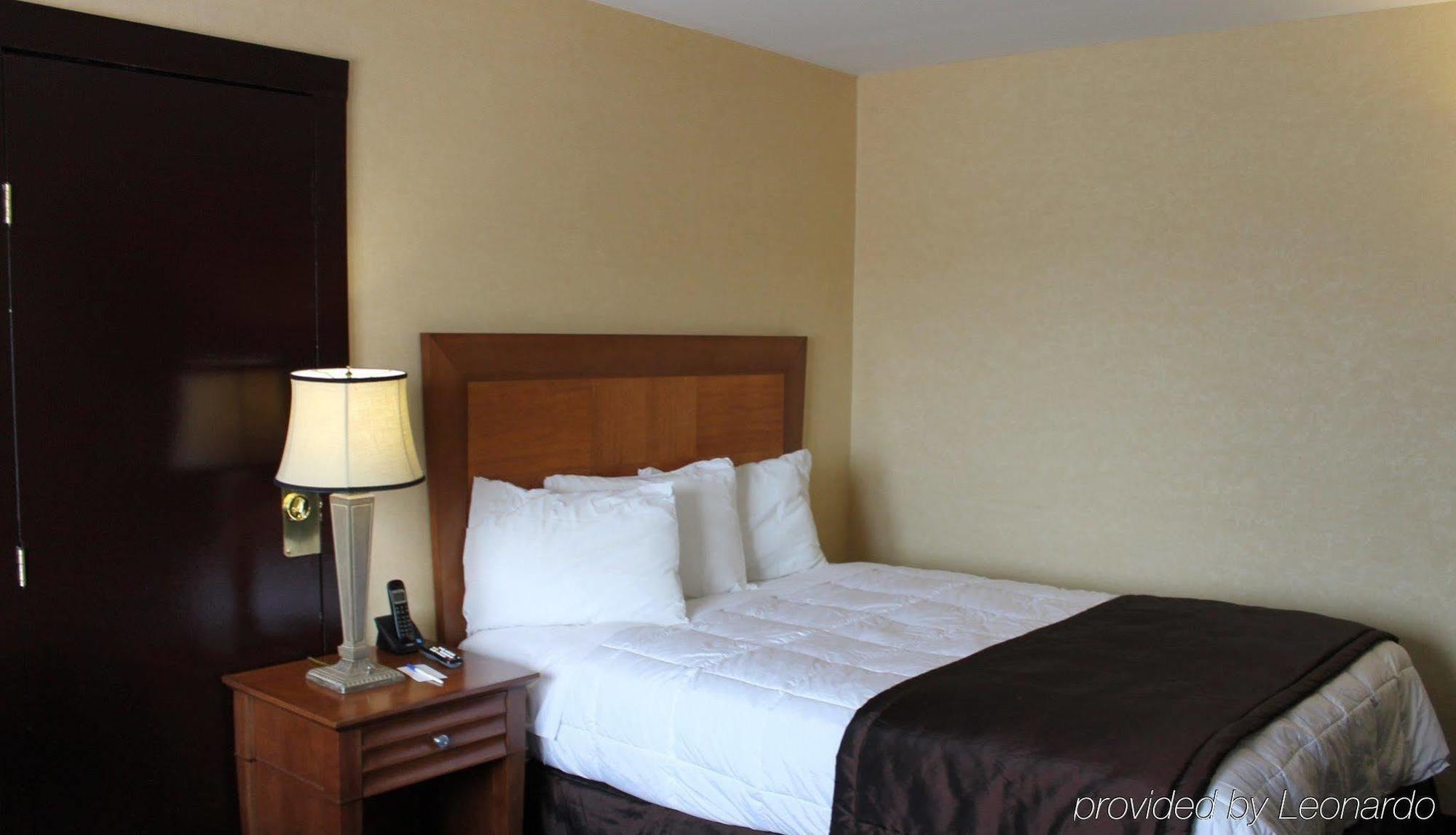 Travelodge By Wyndham סרניה מראה חיצוני תמונה